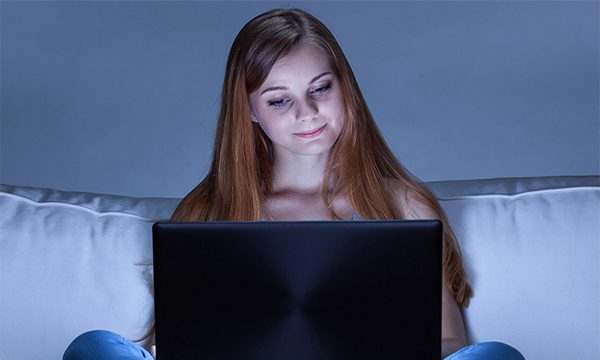 women-on-computer