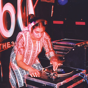 DJ Malika Shara rotates the room 360° with her medley of deep, dark n’ dirty psy-teck sounds.