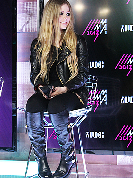 Avril Lavigne Raise Your Voice Keep Holding On