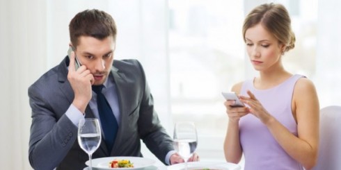 Couple-on-cell-phones-during-date