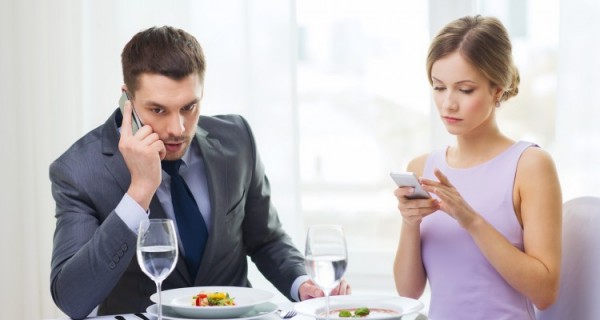 Couple-on-cell-phones-during-date