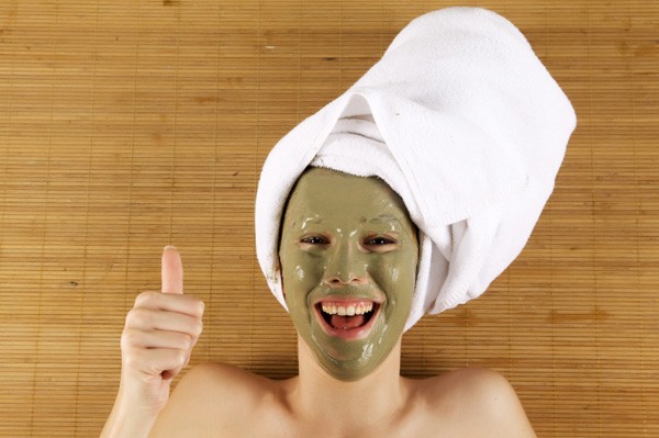 woman-wearing-green-mud-mask