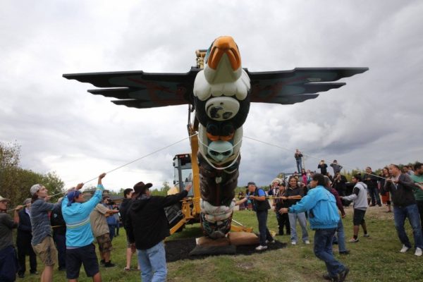 Totempole Signifying the battle against pipeline expansions