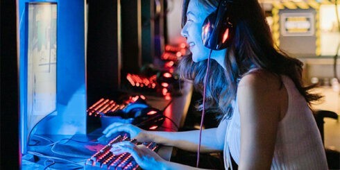 online gaming girl